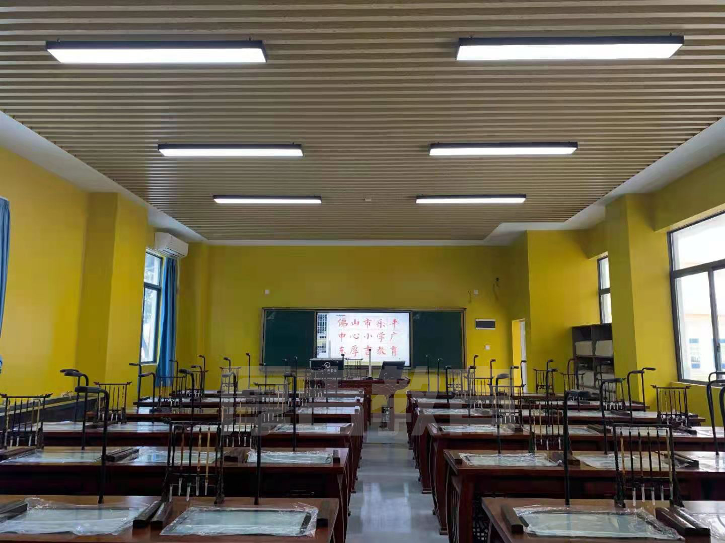 學(xué)校<a href='http://www.enyl.net/chanpin/57-1.html' target='1' style='font-size:18px; font-weight:bold; color:#000000;'>書(shū)法室</a>