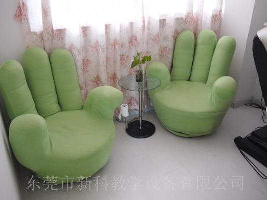 學校<a href='http://www.enyl.net' target='1' style='font-size:14px; font-weight:bold; color:#0080ff;'>心理咨詢室</a>布置