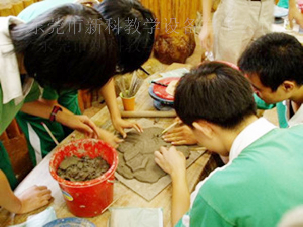 <a href='http://www.enyl.net/chanpin/55-1.html' target='1' style='font-size:18px; font-weight:bold; color:#000000;'>陶藝功能室</a>2